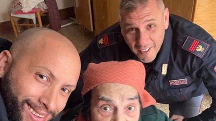 napoli poliziotti soccorrono nonna pasqualina e le preparano il pranzo