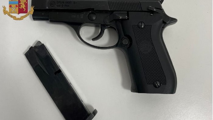 terrore ad ercolano donna armata di pistola rapina commerciante e scappa