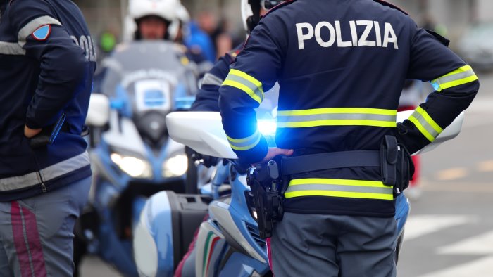 accoltella madre e agente in commissariato poliziotto spara e lo uccide