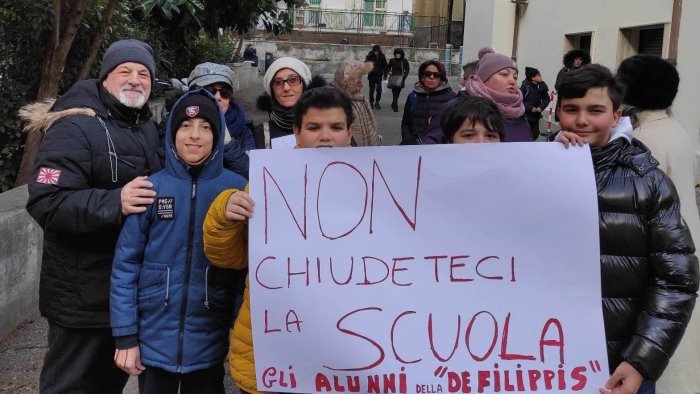 l allarme dei genitori la scuola media de filippis rischia di scomparire