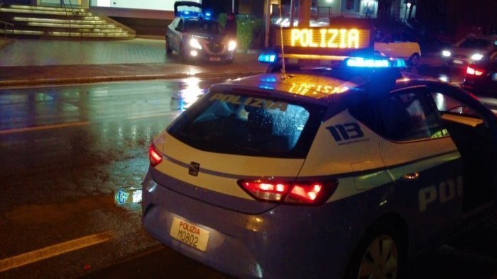 fugge all alt e si schianta contro la volante della polizia arrestato