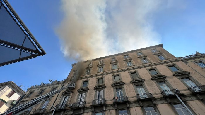 incendio in un edificio a napoli vigili del fuoco salvano coppia di anziani