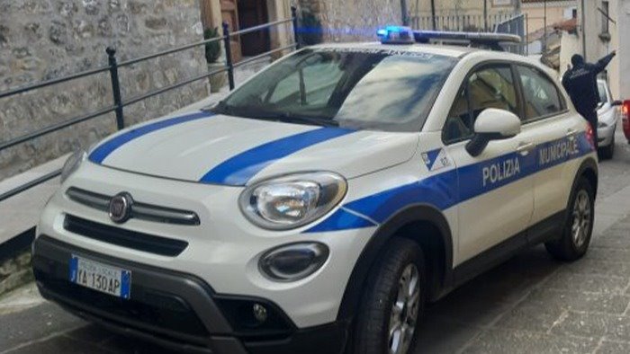 ariano anziana truffata dalla badante la polizia municipale denuncia una donna