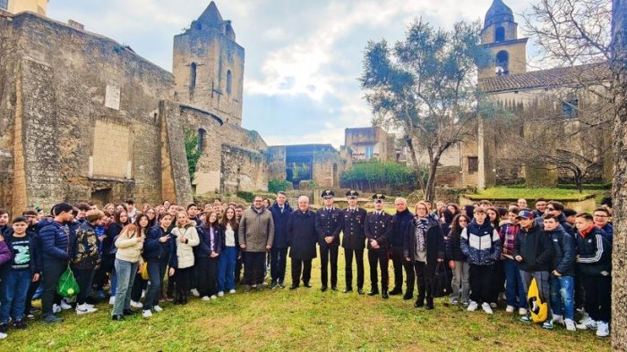 i carabinieri incontrano gli studenti nelle basiliche paleocristiane della citta