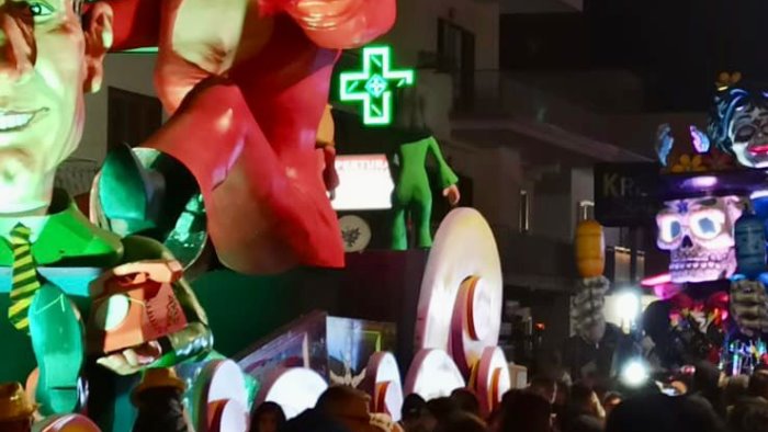 carnevale di saviano alle 15 di domani la sfilata dei 10 carri allegorici