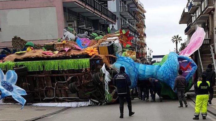 si ribalta uno dei carri allegorici del carnevale di maiori sfilata posticipata