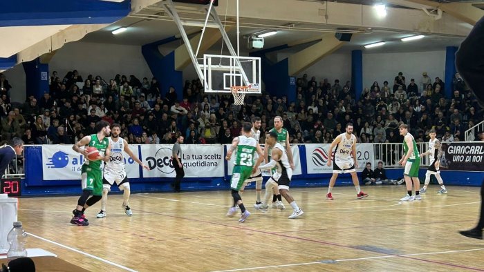 il derby e dell ivpc delfes avellino ble deco juvecaserta ko 68 77