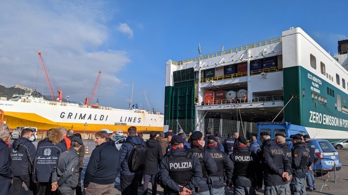 sbarco di migranti a salerno preso lo scafista e un 30enne algerino