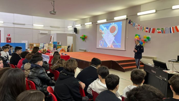 sicurezza stradale la polizia incontra duecento studenti del genoino