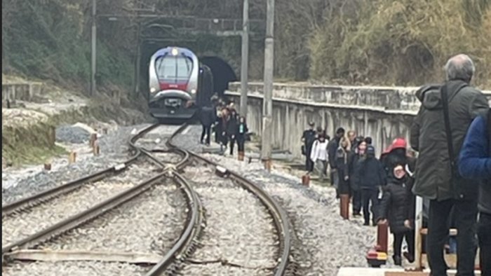 napoli tentato suicidio sui binari stop alla circumflegrea passeggeri a piedi