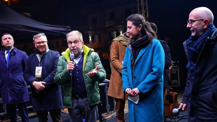 saviano sul palco del carnevale una giovane cittadina turca ed e commozione