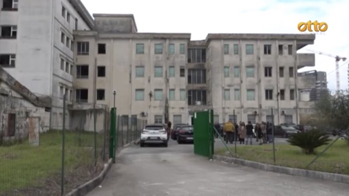 un polo della p a nell ex ospedale per liberare l ex tribunale di salerno