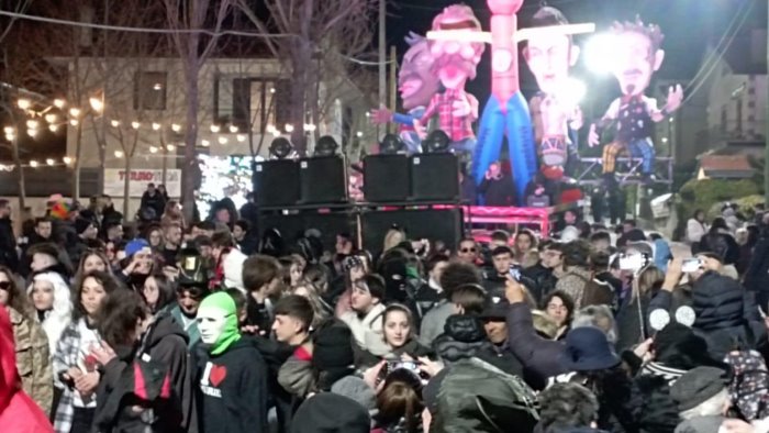 il carnevale muorto affascina paternopoli ed e bagno di folla