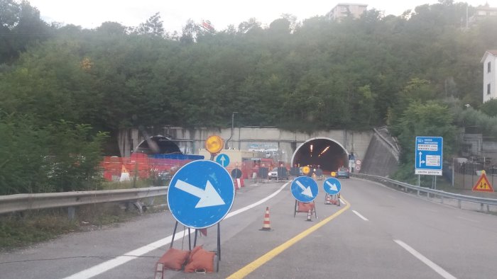 lavori sul raccordo chiude la galleria montepergola disagi in vista