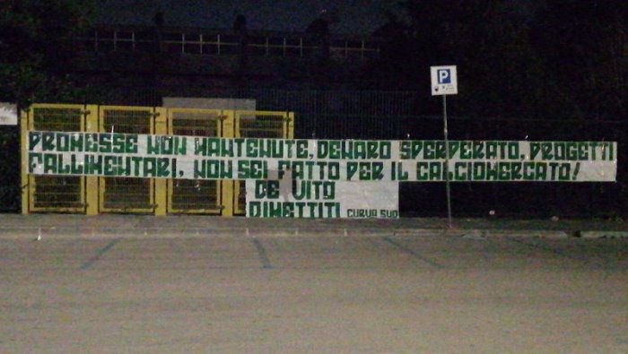 avellino nuovo striscione della curva sud contro de vito