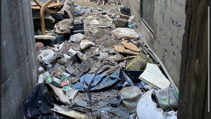 centro direzionale di napoli nel degrado vere e proprie discariche in strada