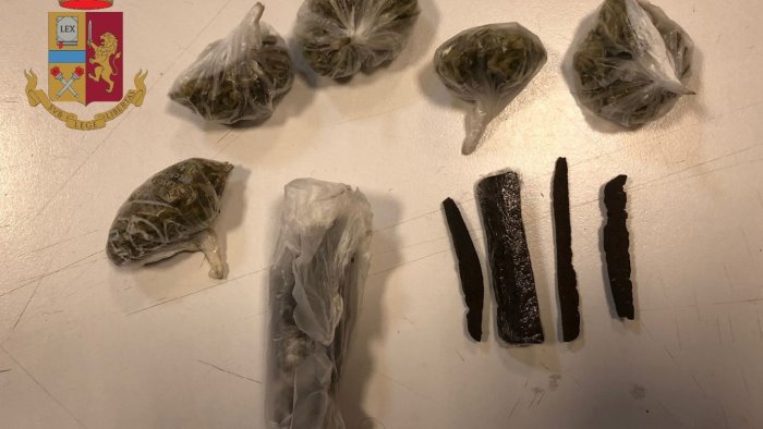 riviera di chiaia sorpreso con la droga in casa arrestato