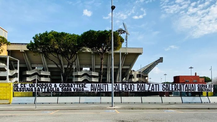 la curva sud carica citta e squadra avanti salerno rialzati salernitana