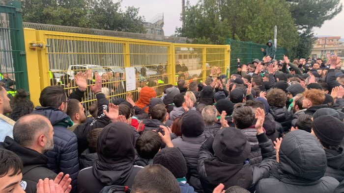 avellino ennesima figuraccia a fine partita confronto d agostino tifosi