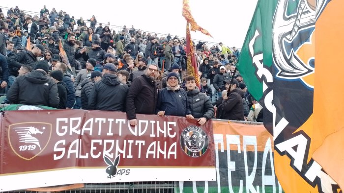 al penzo si gioca venezia cagliari in curva spunta gratitudine salernitana