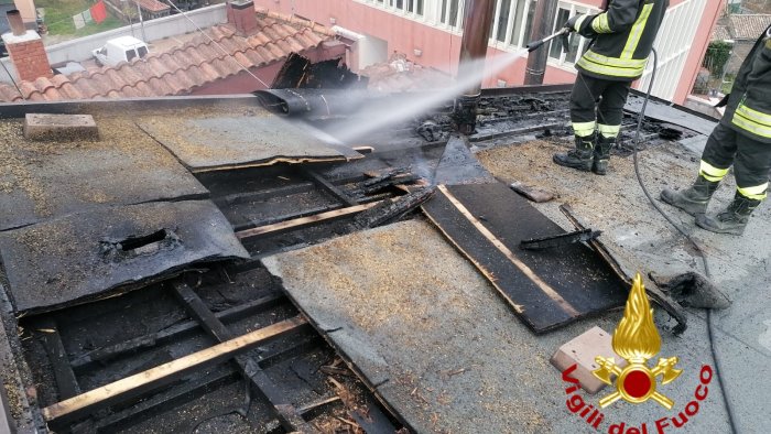 incendio canna fumaria a bellizzi distrutto il tetto di un abitazione