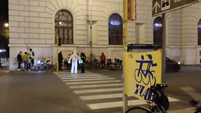 a salerno il flash mob strisce pedonali umane per chiedere strade piu sicure