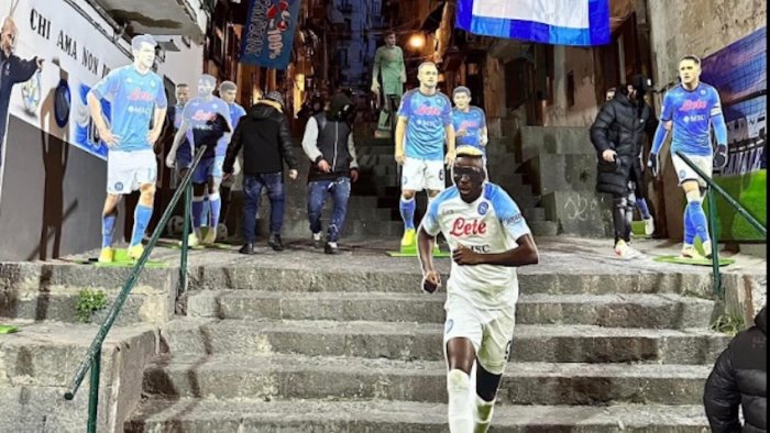 il napoli scende in campo sulle scale dei quartieri spagnoli