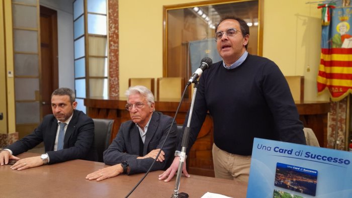 salerno pulita presenta la card per ricevere servizi punti e premi