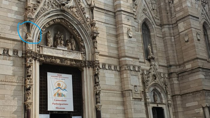 napoli il pallone di san gennaro sul duomo fa impazzire i tifosi