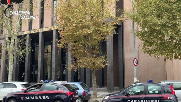 straniero aggredisce i carabinieri a salerno davanti al tribunale arrestato