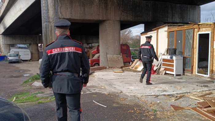 carabinieri controllano campo rom a casoria folta presenza di bambini