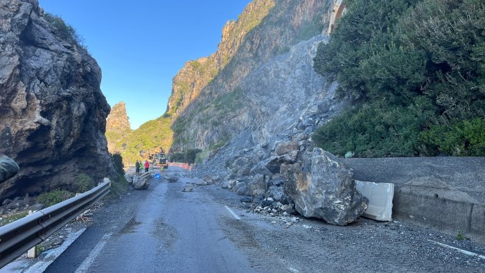 costone roccioso rischia di crollare nel cilento chiude la mingardina