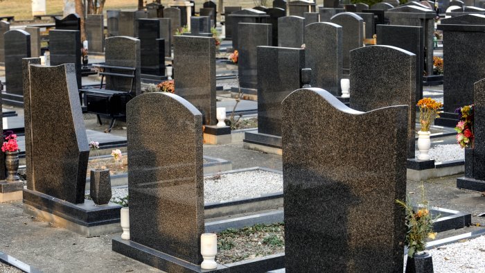 cimitero di poggiomarino dopo 7 anni si potranno costruire loculi e cappelle