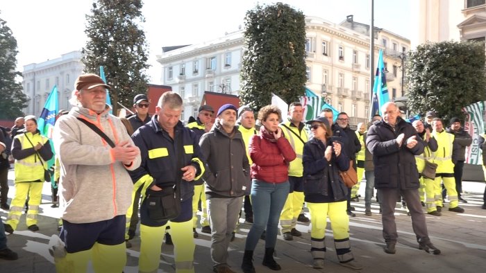 no alla frantumazione del servizio rifiuti operai irpiniambiente in piazza