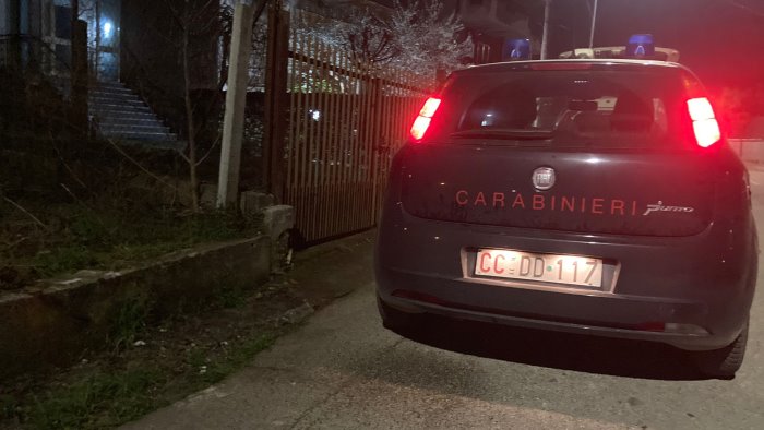 non apre la porta i carabinieri fanno irruzione e trovano sua madre senza vita