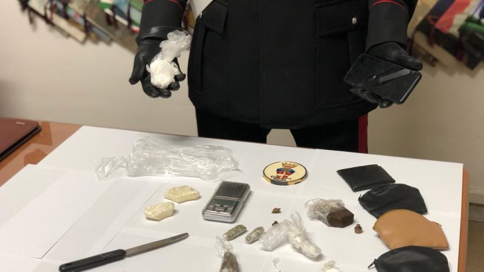 padre e figlio ai domiciliari con droga in casa pronta alla vendita arrestati