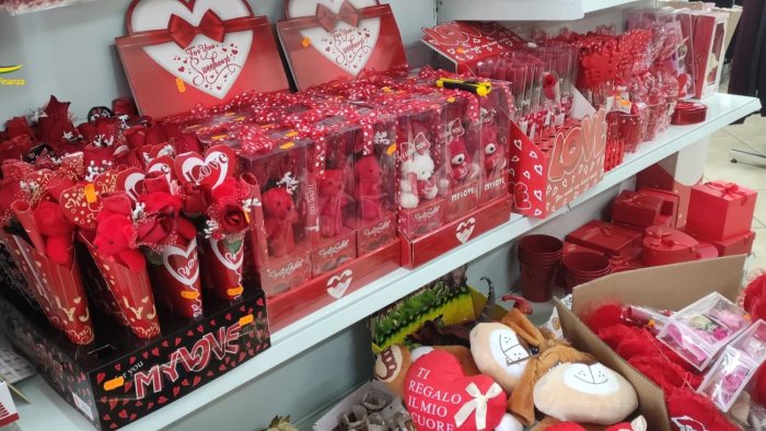 gadget illegali per san valentino maxi sequestro nel vallo di diano