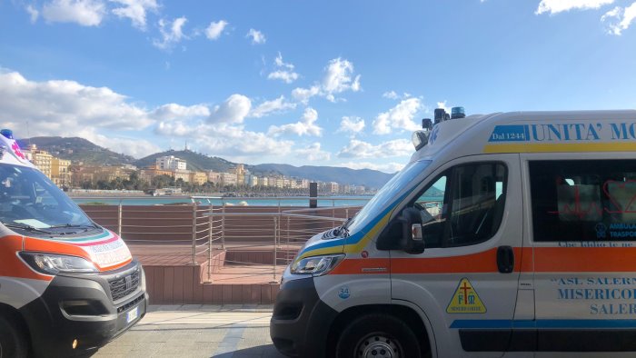 salerno operaio precipita da un impalcatura in piazza della liberta