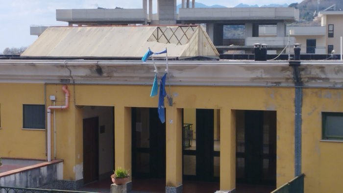 il vento danneggia la copertura in plexiglass paura alla scuola di giovi