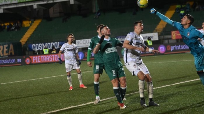 avellino prova da big e da playoff l abbraccio del gruppo per rizzo