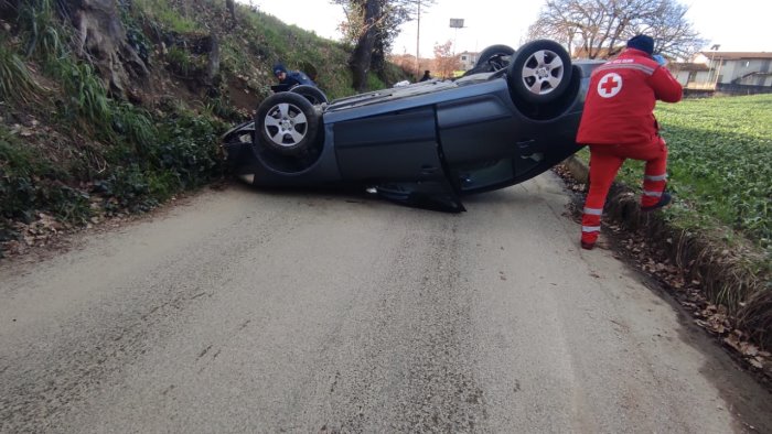 auto si ribalta e camion perde carico di bombole