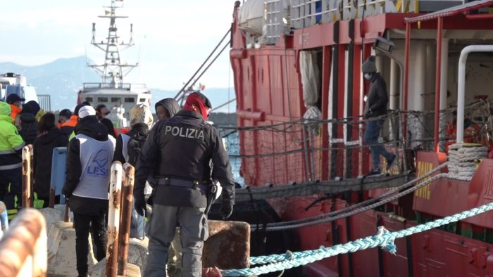 migranti fermati tre scafisti sbarcati da sea eye 4 a napoli