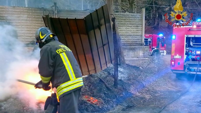 serino fiamme nel deposito agricolo distrutte 60 rotoballe di paglia