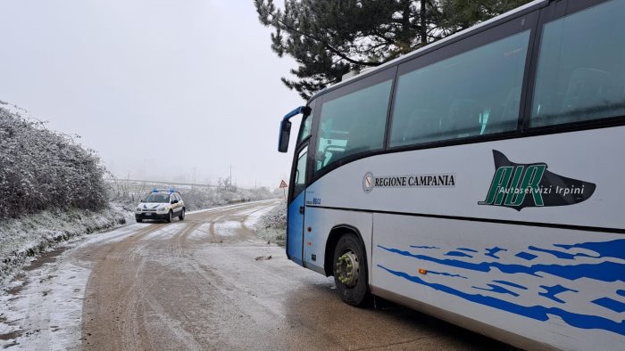 valle del cervaro pullman con studenti a bordo bloccato nel ghiaccio