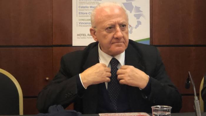 de luca mettiamo da parte bandiere politiche difendiamo il nostro sud