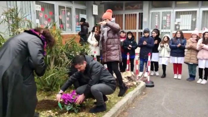 blanco prende a calci di fiori il sindaco somma noi li piantiamo con i bambini