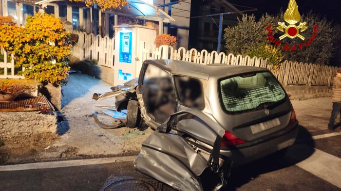 auto finisce contro un muretto 20enne estratto dalle lamiere