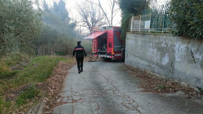 ariano irpino in fiamme deposito e parte di un abitazione a contrada festola