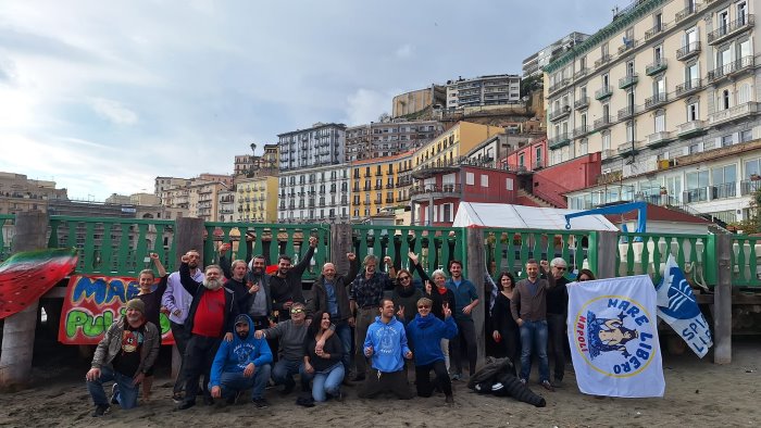 napoli il tar ordina la riapertura ai cittadini della spiaggia di donn anna