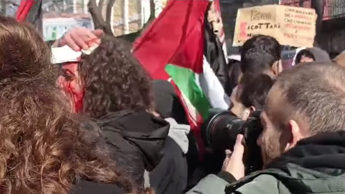 napoli protesta manifestanti pro palestina manganellate davanti alla sede rai